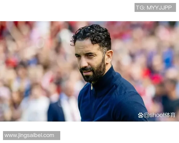 TA：阿莫林会坚持三后卫阵型，他以为这能够带领曼联重夺奖杯